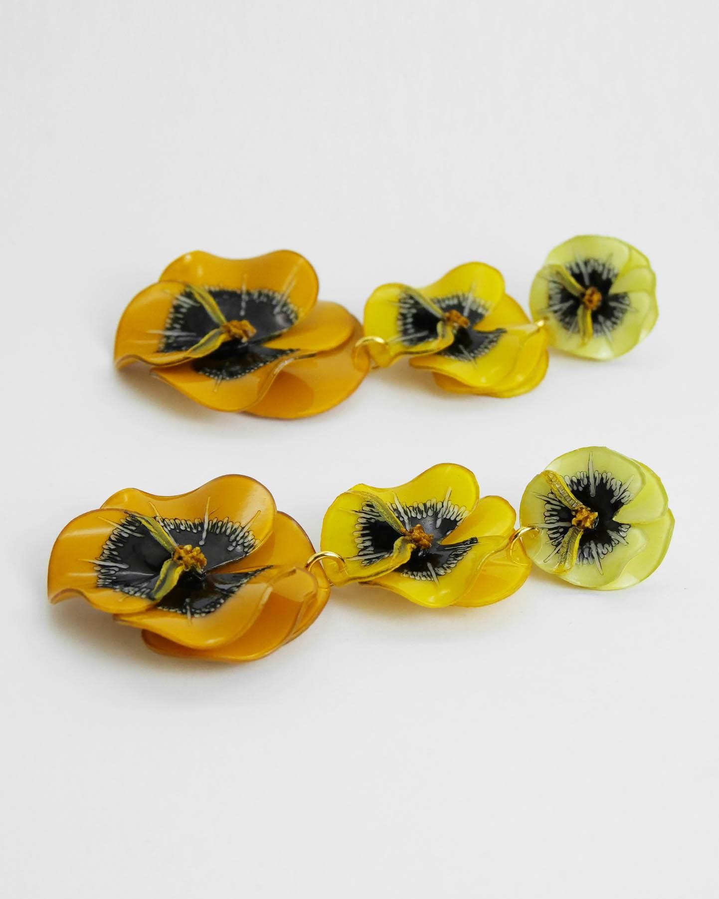 Bijoux femme créateur boucles d'oreilles longues avec fleurs de différentes teintes de jaunes