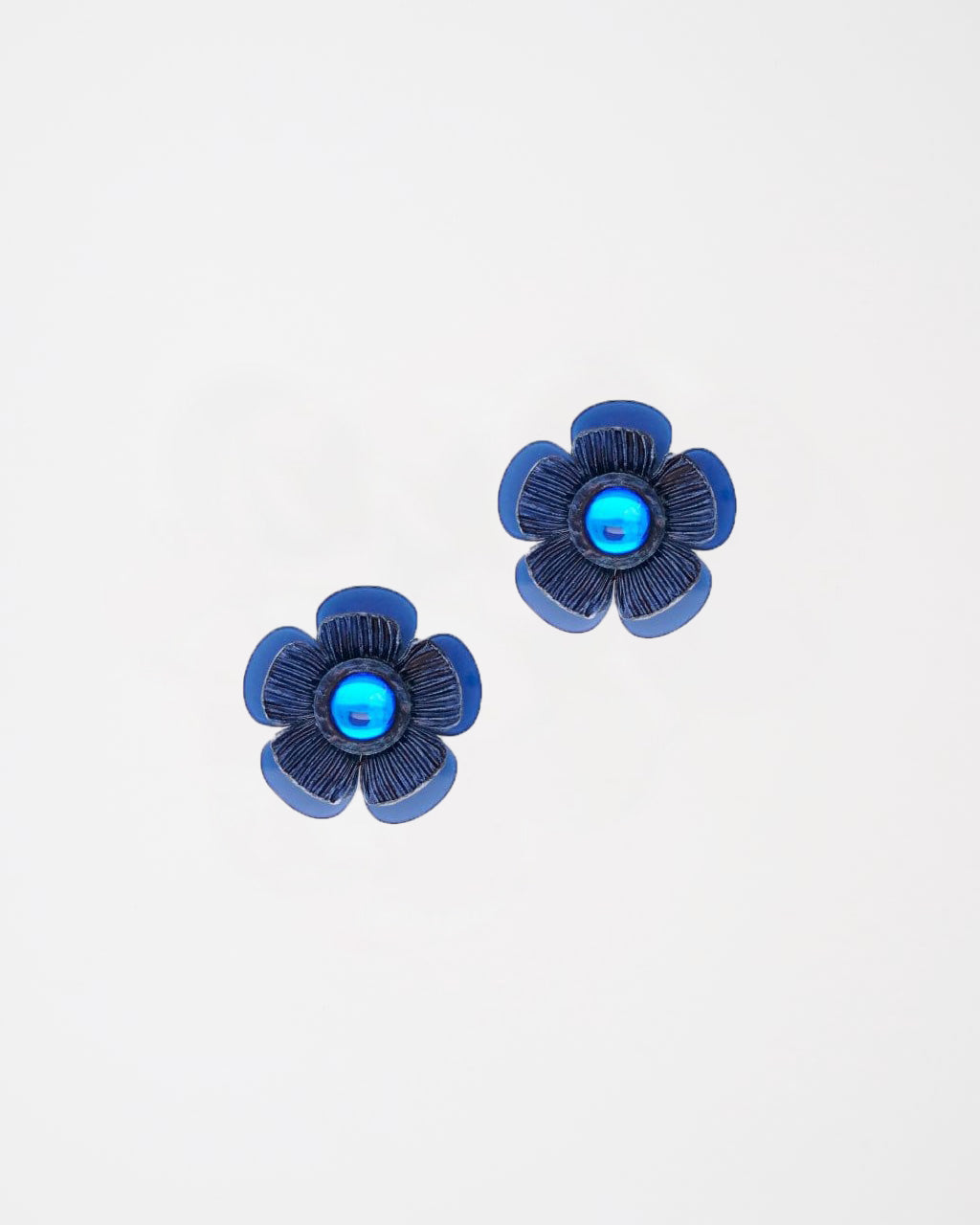 Ces bijoux mariage France Mona sont à porter lors d'une cérémonie grâce à leur bleu intense signé Ciléa Paris.