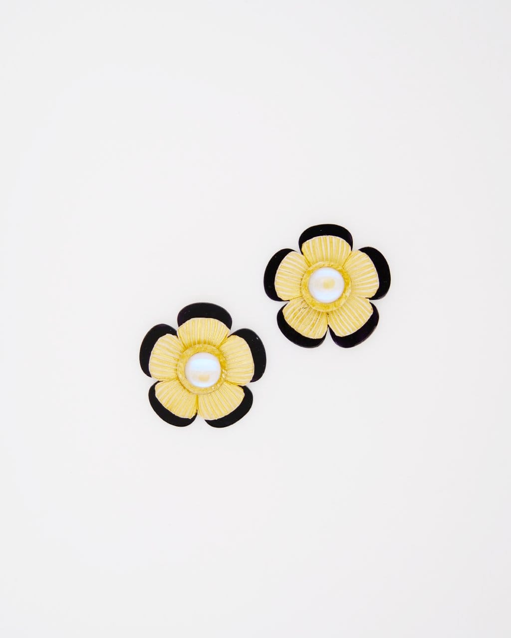 La plupart de nos bijoux mariage France Mona sont colorés. Ici les boucles d'oreilles bicolores Mona originales cassent la tendance et font encore plus briller votre tenue.