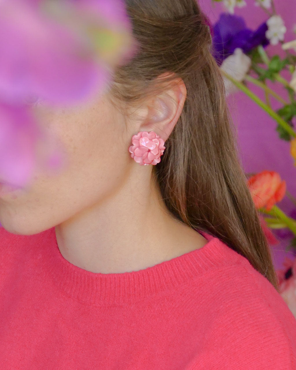 Femme portant des mini bijoux d'oreilles roses pales all-groups