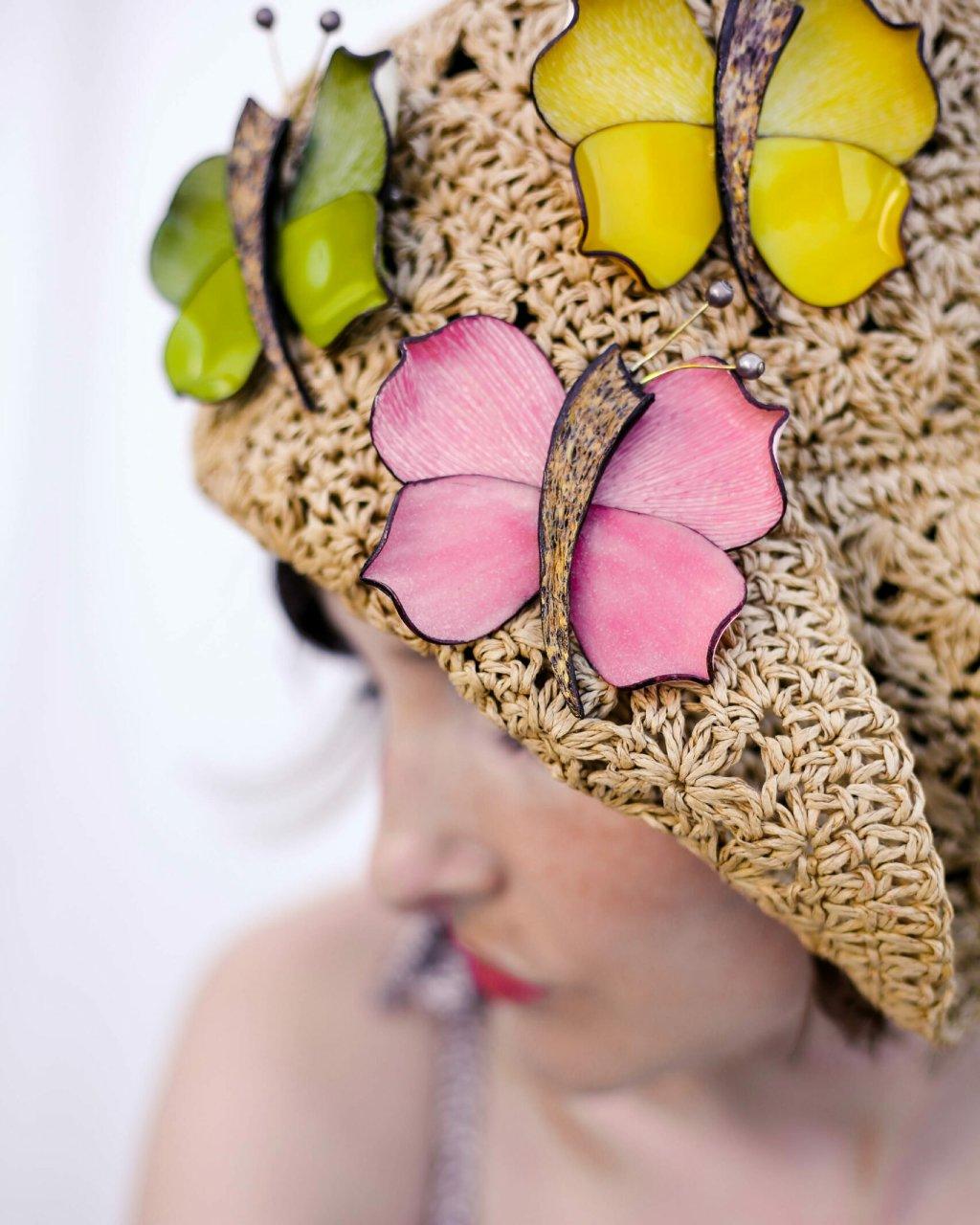 all-groups Bijoux papillons multicolores portés sur un chapeau