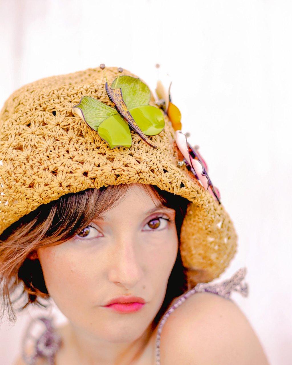 all-groups Femme portant un chapeau avec des bijoux papillons