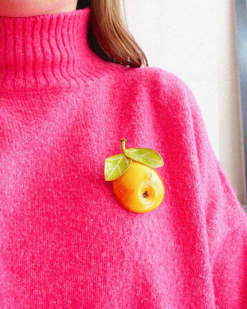 Femme portant un bijou de luxe fantaisie poire