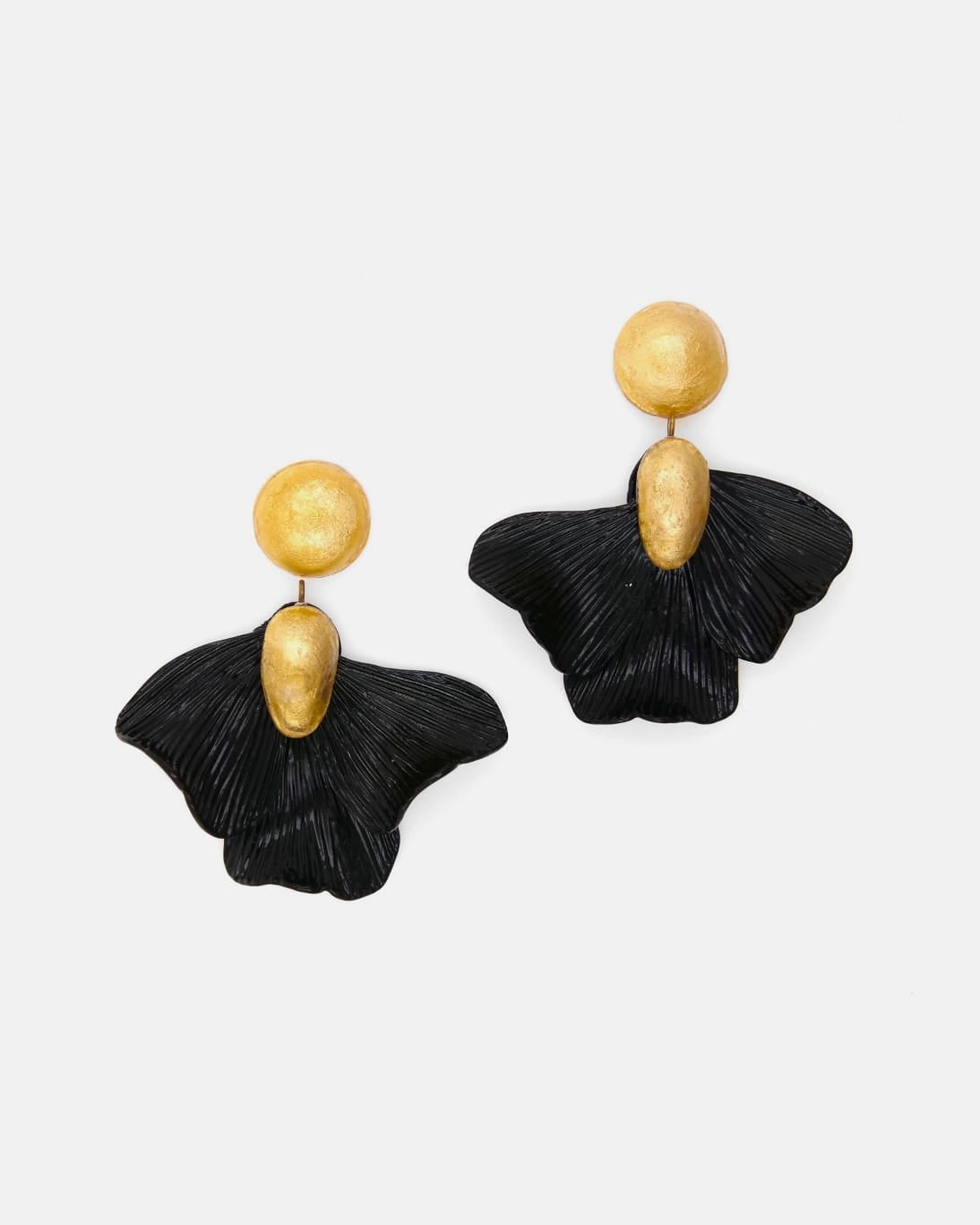 Chaque bijou oreille noir Elise fait parti des boucles oreilles fleurs signées Ciléa Paris.