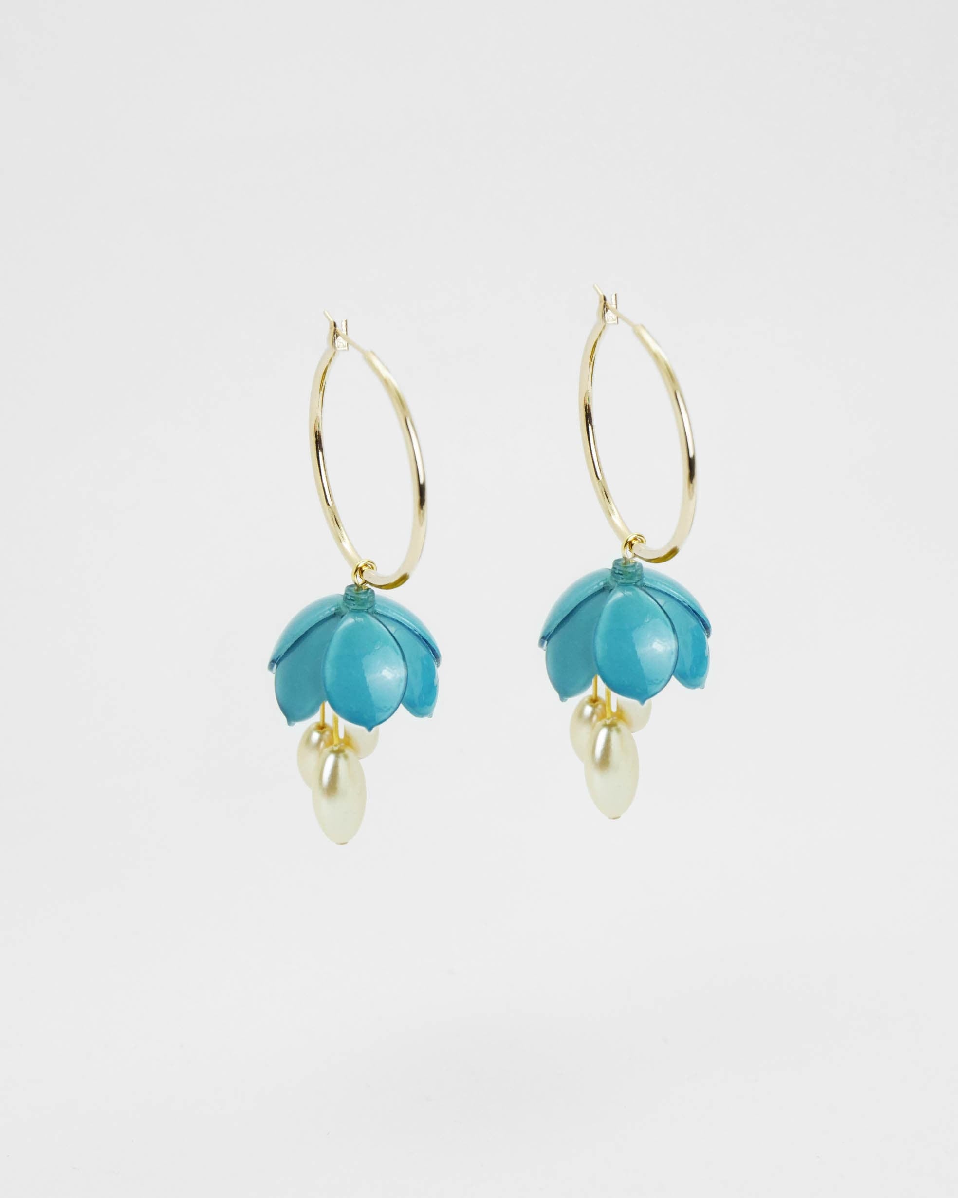 Boucles d'oreilles créoles pendantes fleuries de couleur bleu