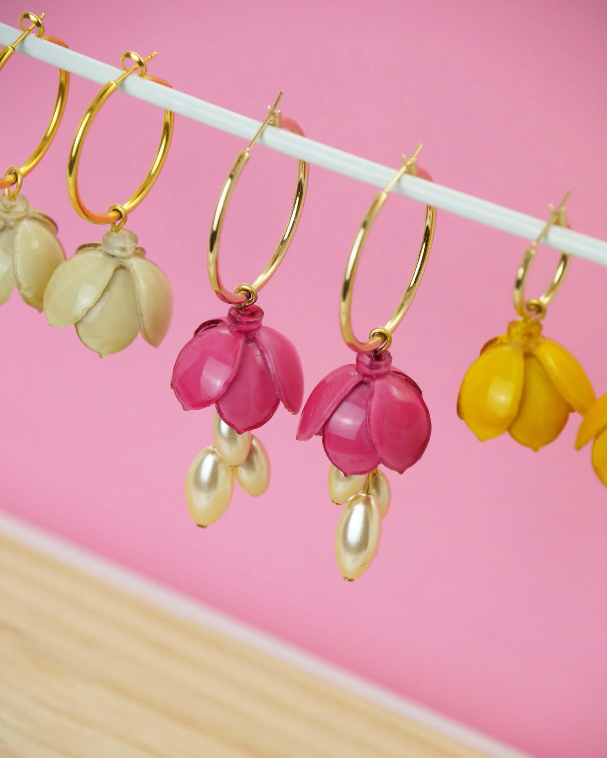 Boucles d'oreilles créoles pendantes fleuries de couleur rose all-groups