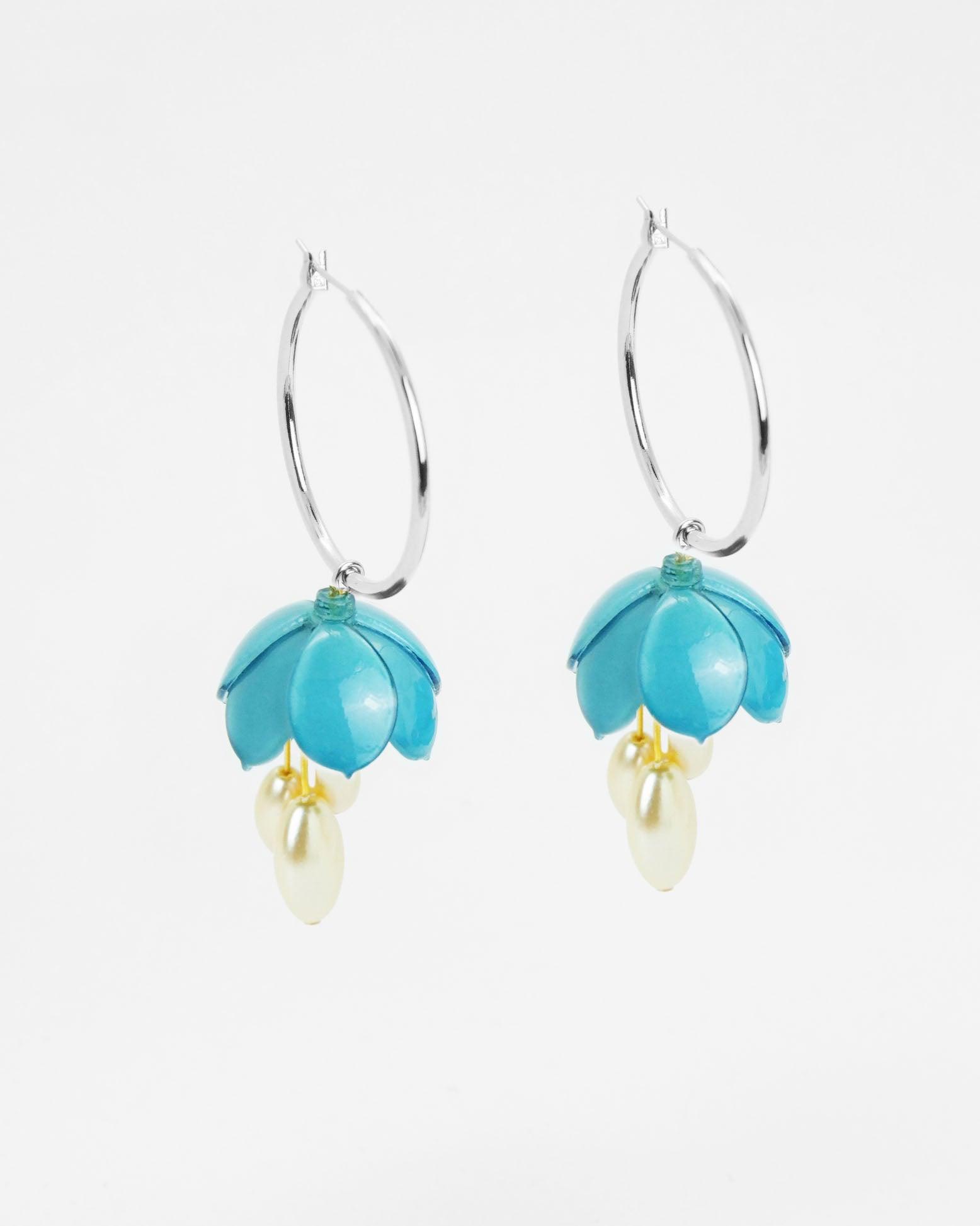 Grandes créoles fleurs bleues avec perles