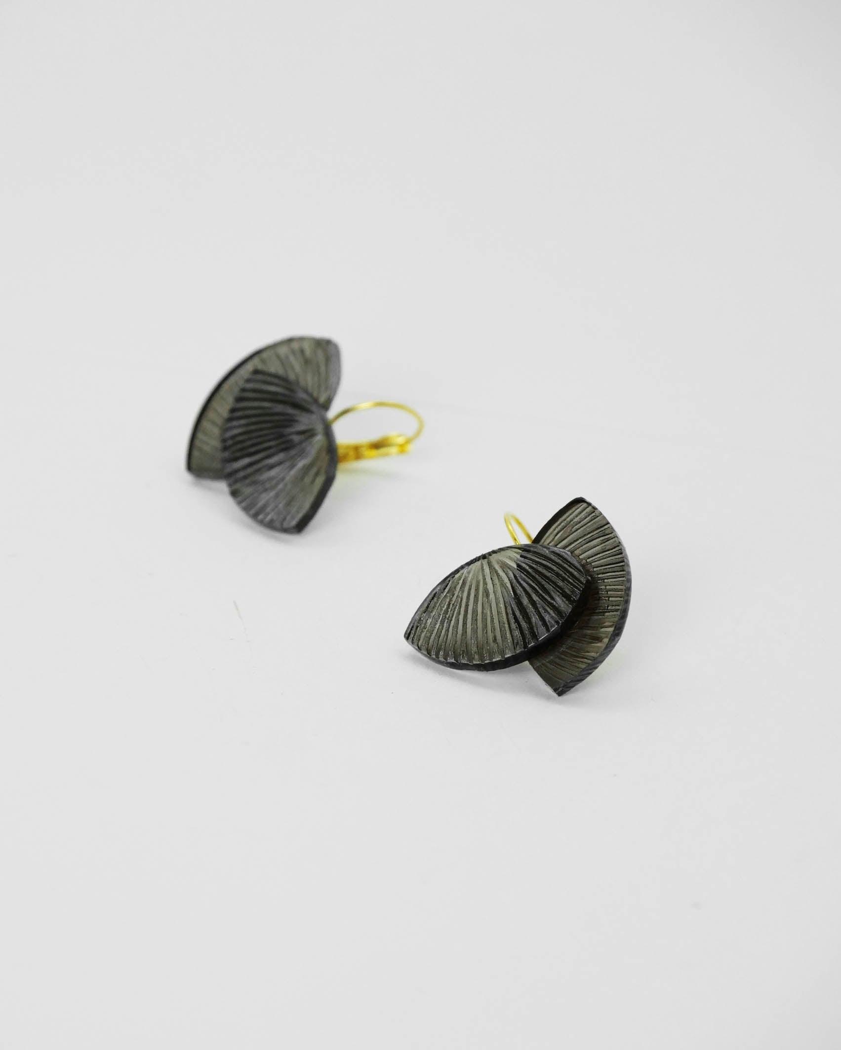 Mini boucles d'oreilles fantaisie colorées vert kaki