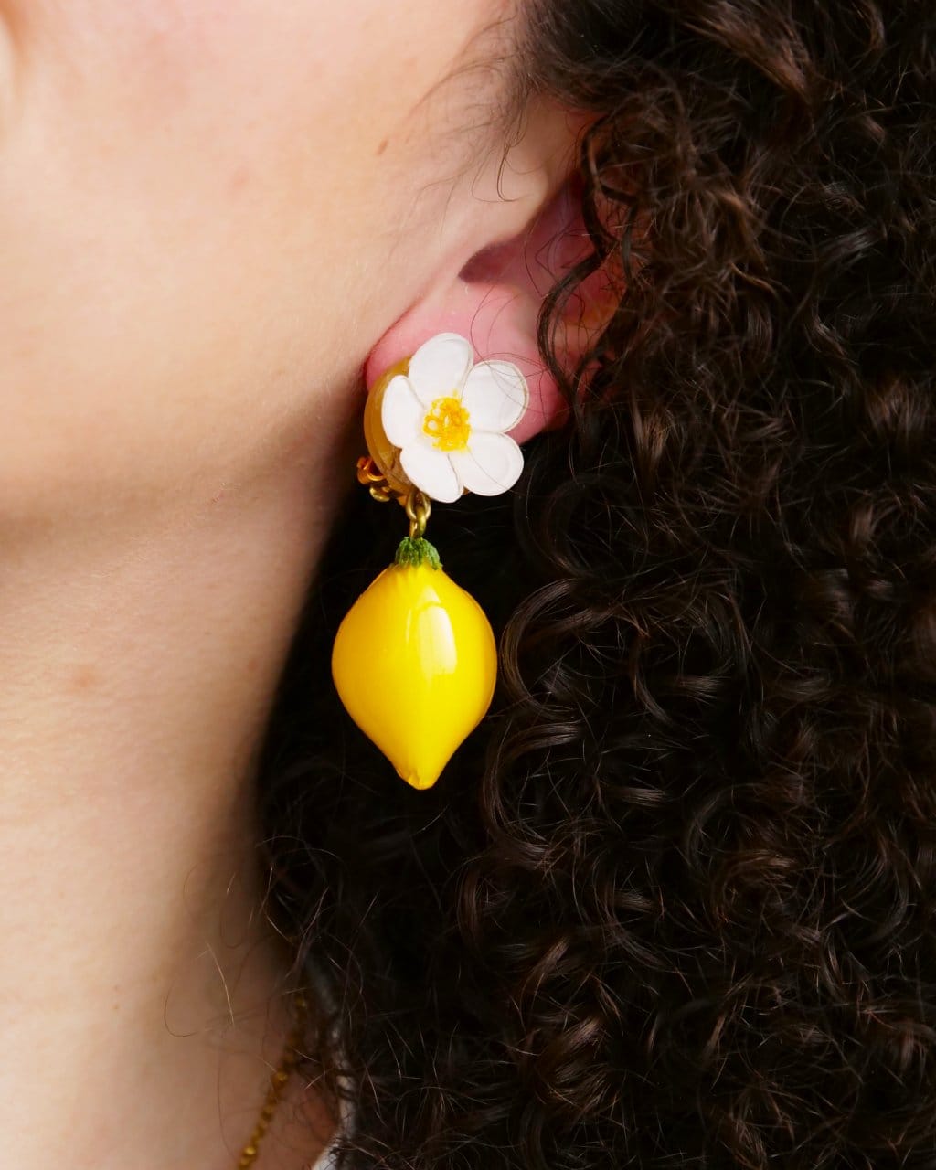 all-groups boucle d'oreille pour femme originale, elle représente un citron accompagné d'une jolie fleur blanche