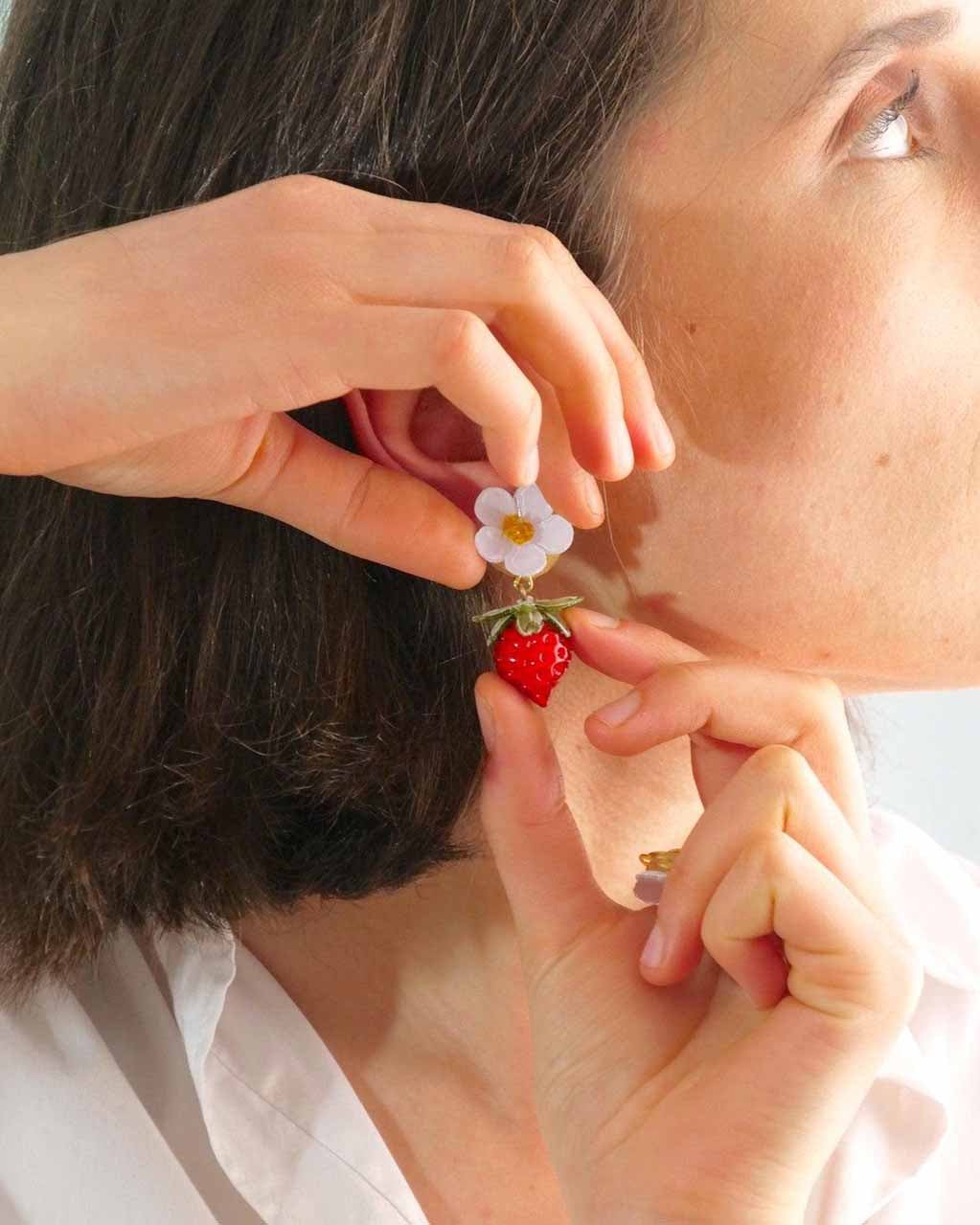 all-groups Boucles d'oreilles fraises rouges avec fleur blanche