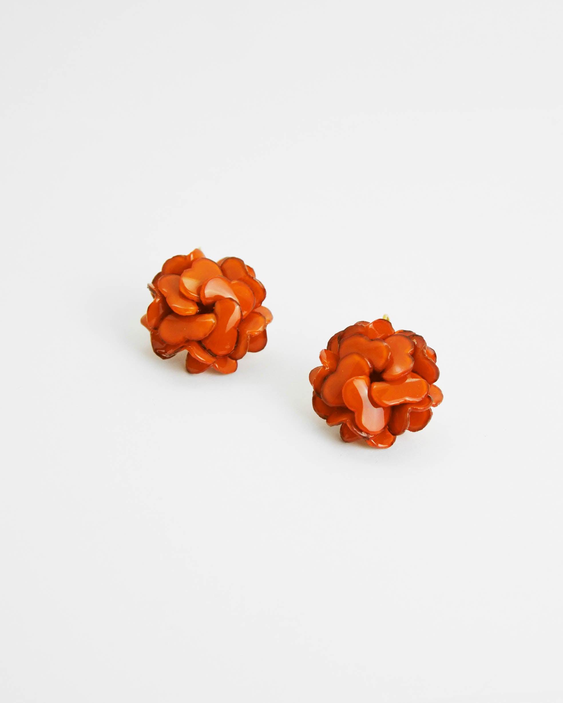 Petites boucles d'oreilles avec fleur de couleur orange