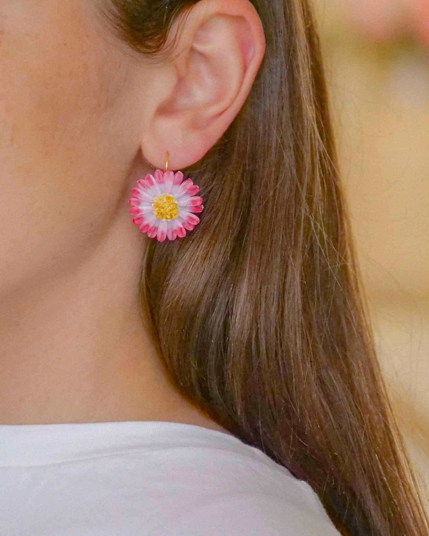 all-groups Mini boucle d'oreille pâquerette rose et blanche