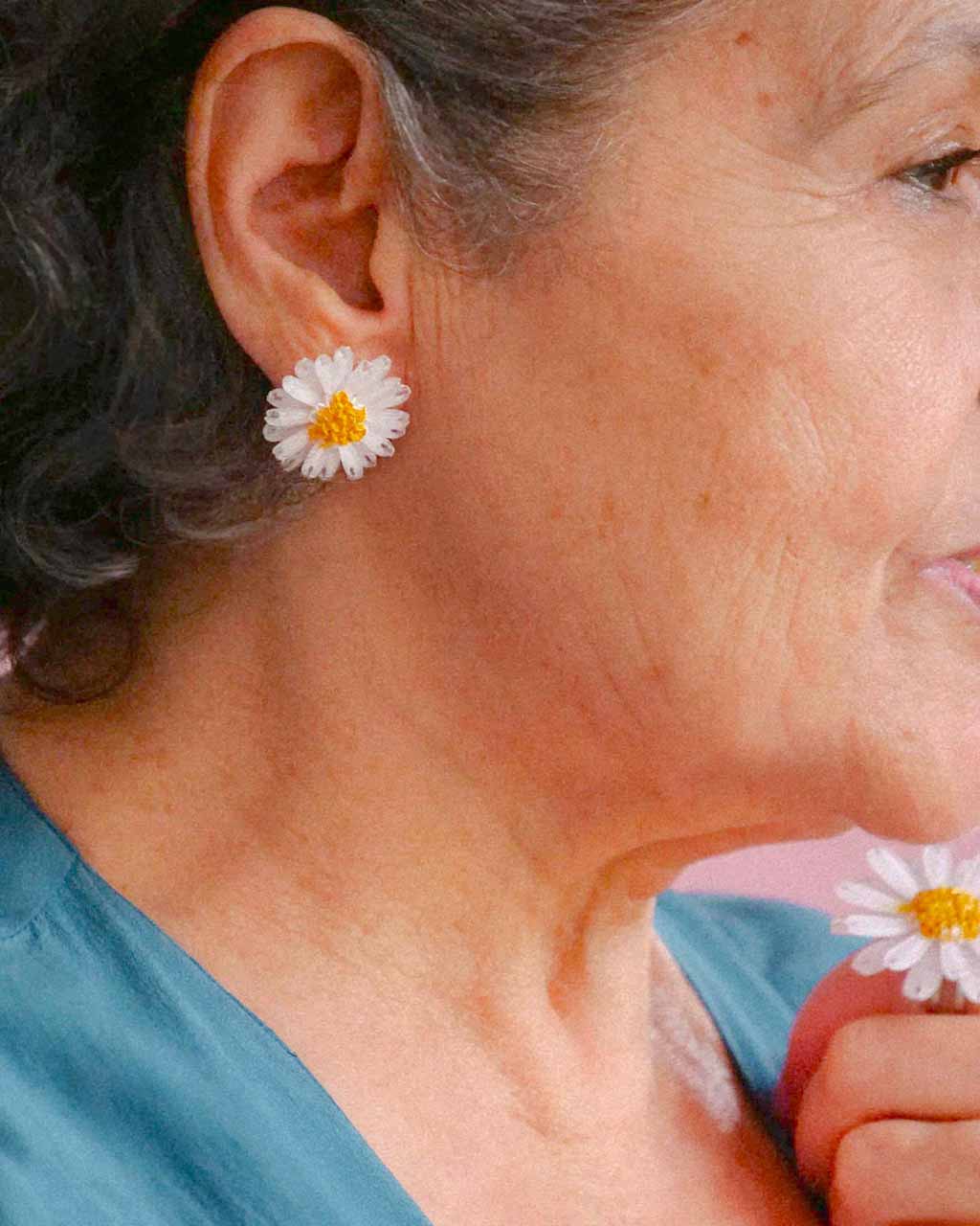 all-groups Mini boucle d'oreille pâquerette blanche et jaune sur une mamie