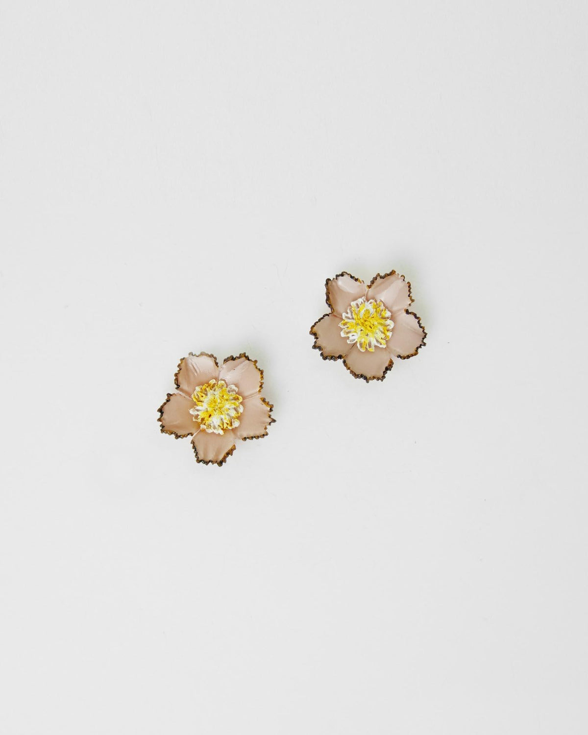 Boucles d'oreilles en résine fleuries couleur rose pale