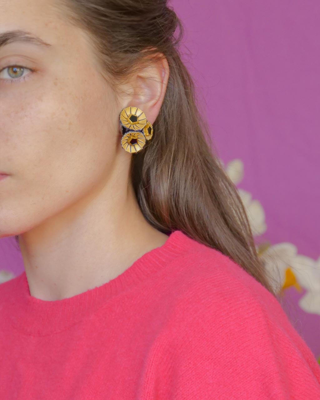 petite boucle d'oreille clip au design graphique doré all-groups