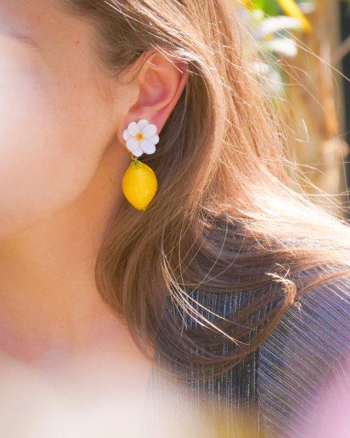 all-groups Boucle d'oreille femme originale en forme de citron jaune portée