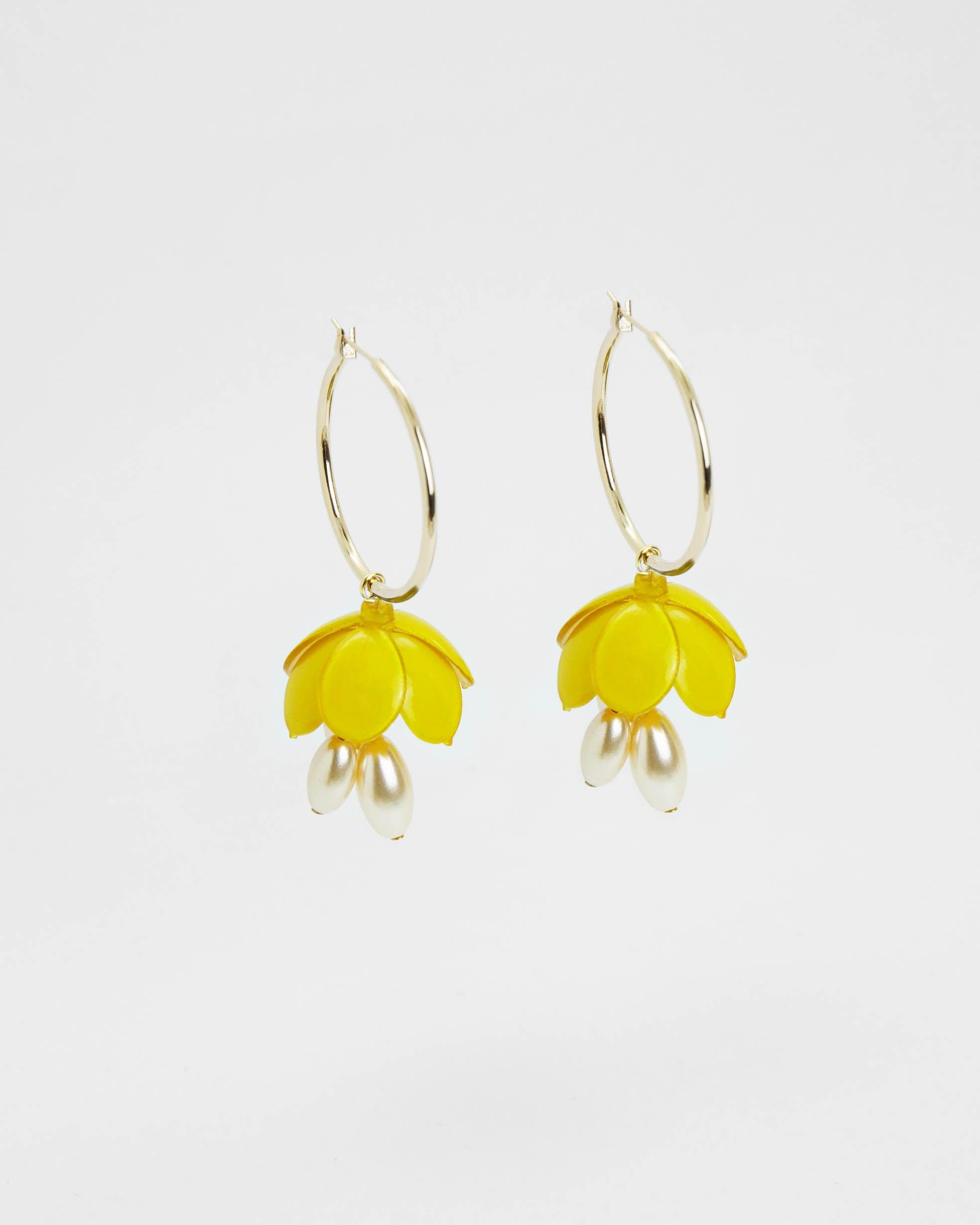 Grandes créoles fleurs bjaunes avec perles