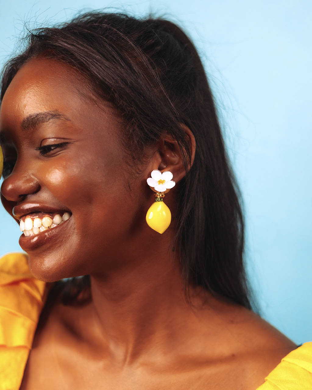 Femme portant des boucles d'oreilles femme originales