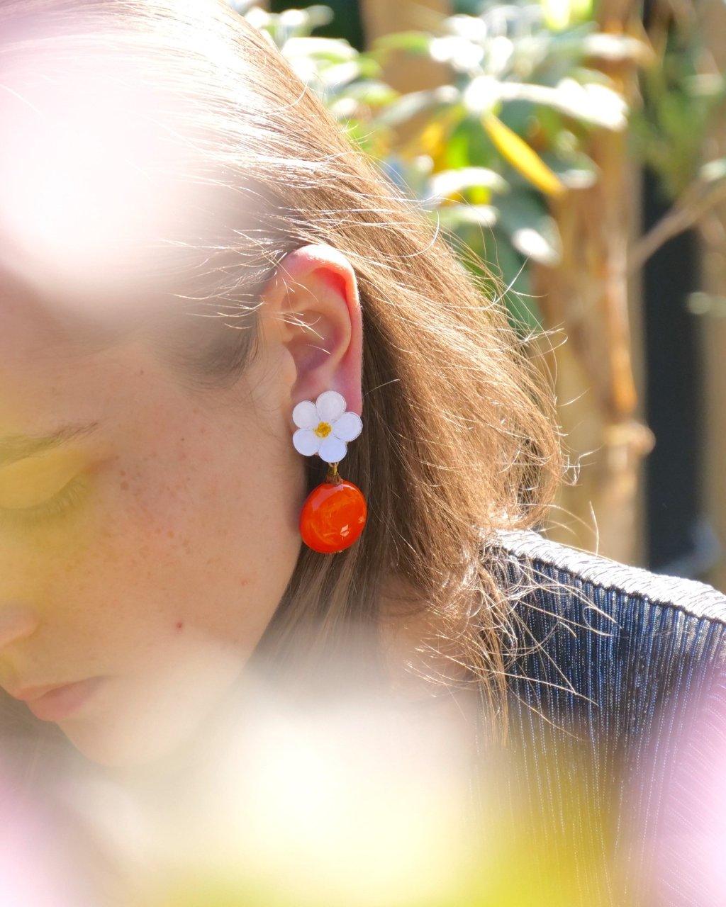 all-groups Boucle d'oreille orange fruitée avec fleur blanche