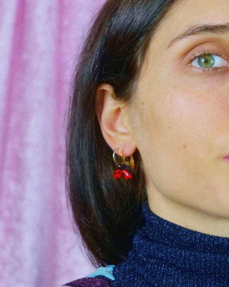 all-groups Femme portant des petites boucles coccinelle