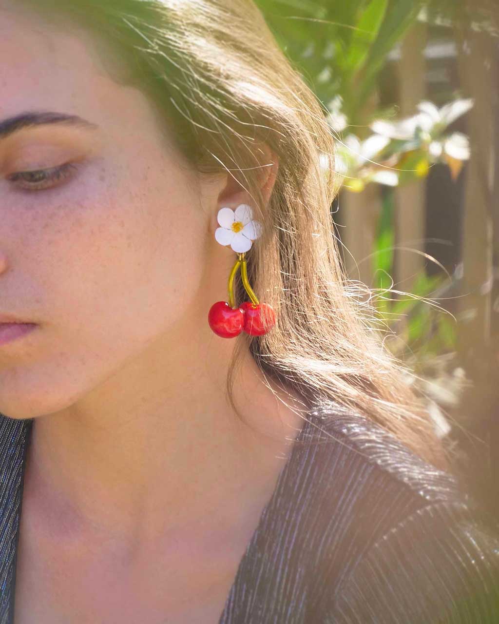 Boucles d'oreilles cerises rouges avec fleur blanche