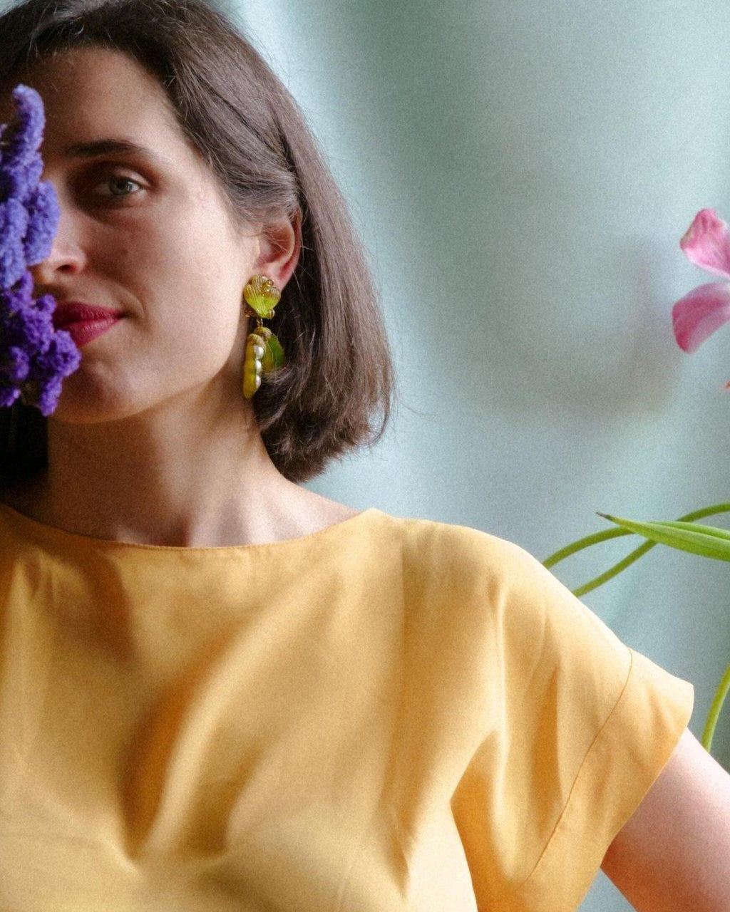 Boucles d'oreilles petit pois vertes avec perles portées