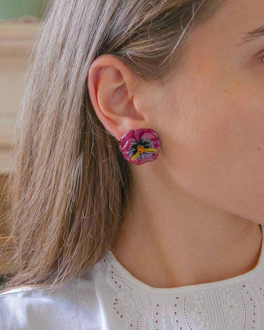 Petites boucles d'oreilles clips violettes en forme de fleurs
