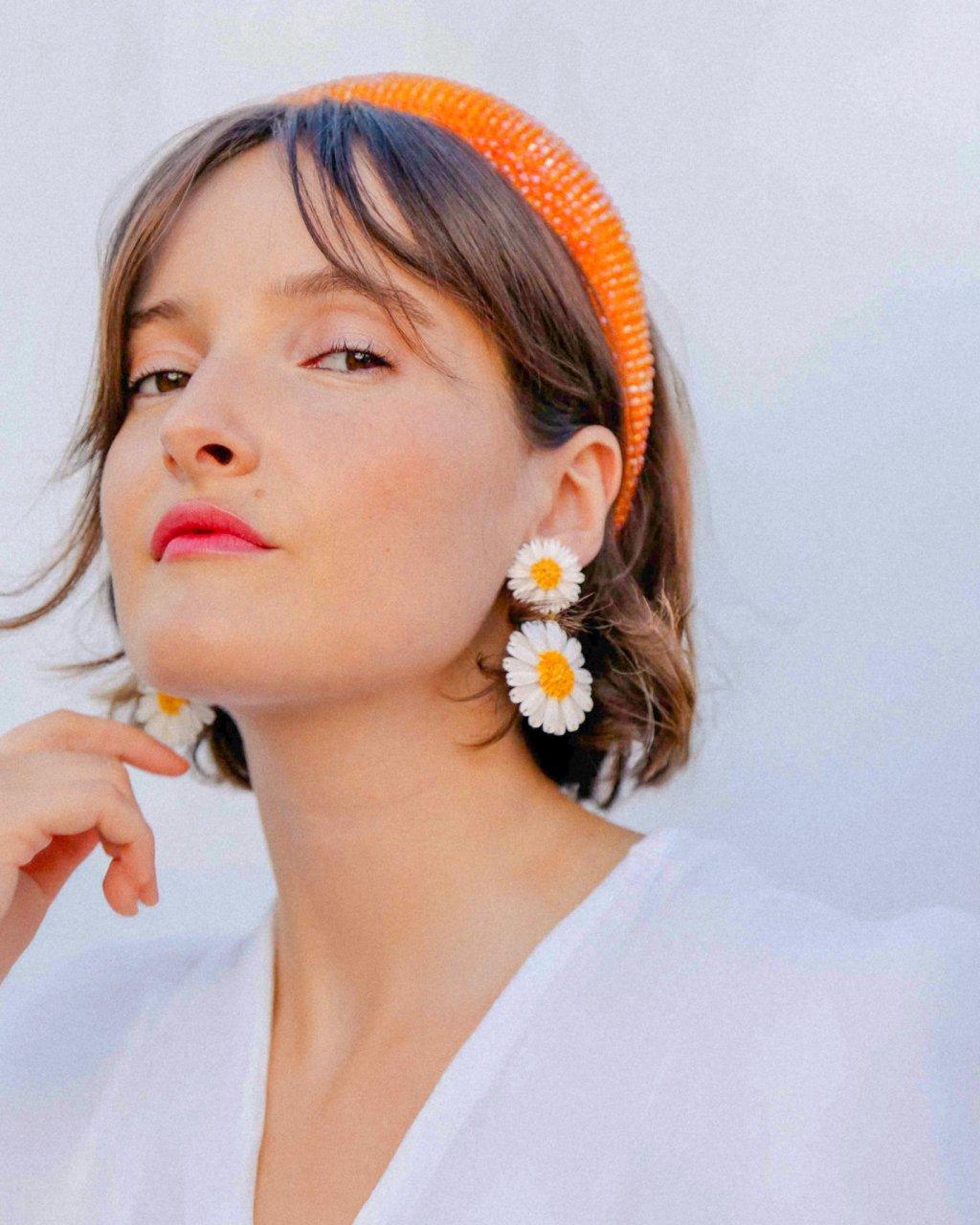 Grande boucle d'oreille femme pendante portée
