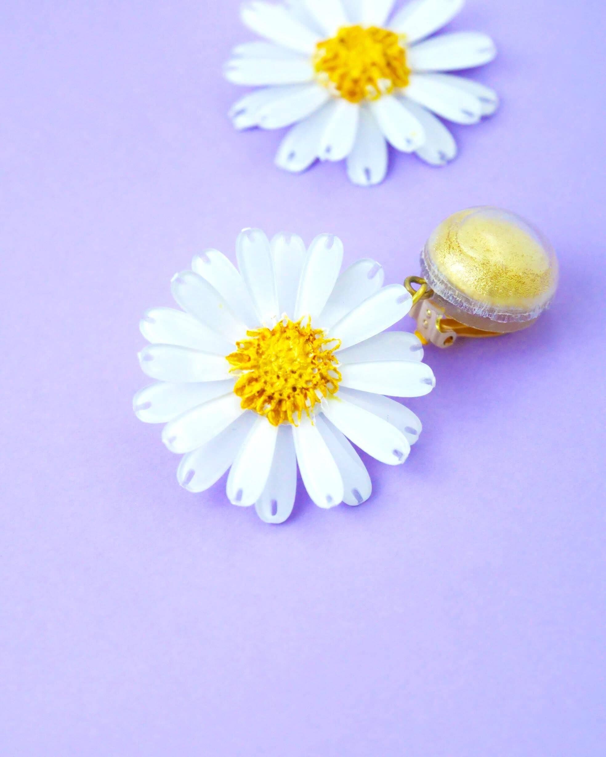 all-groups boucles d'oreilles blanches en forme de marguerite