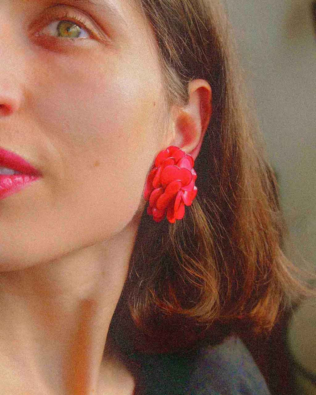 all-groups Grandes boucles d'oreilles originales fleuries rouges portées