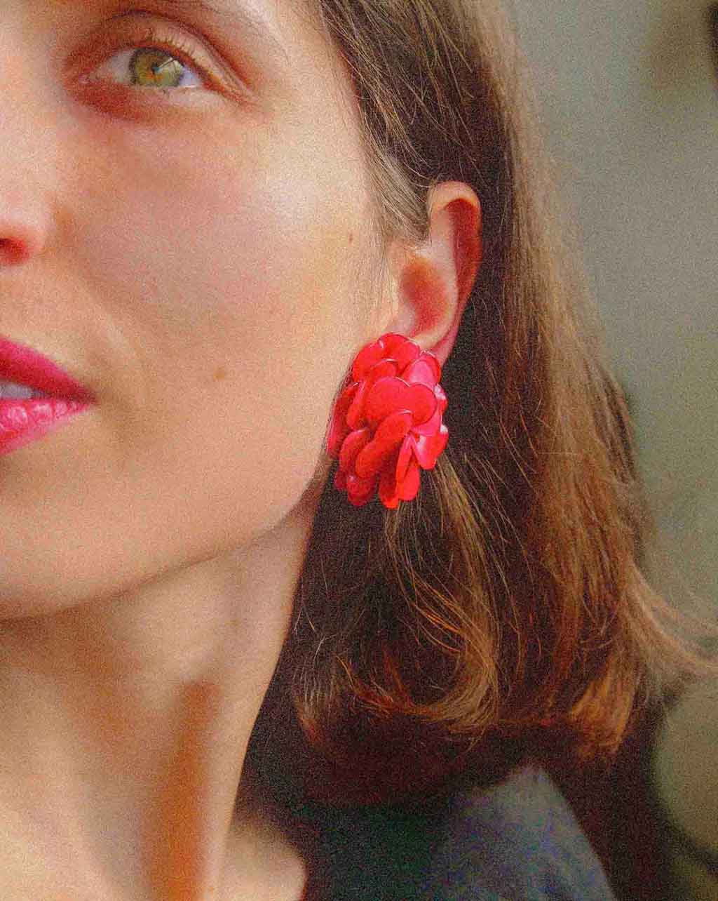 all-groups Grandes boucles d'oreilles originales fleuries rouges portées