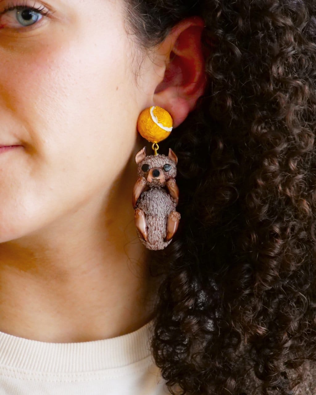 all-groups boucles d'oreilles pendantes originales portées par une jeune femme
