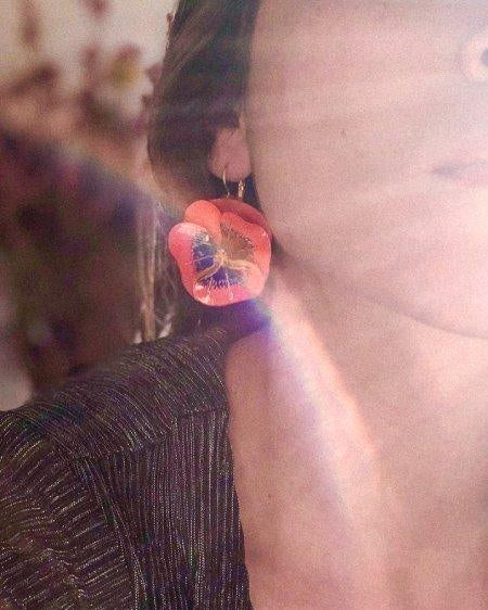 all-groups Boucles d'oreilles colorées fleuries portées