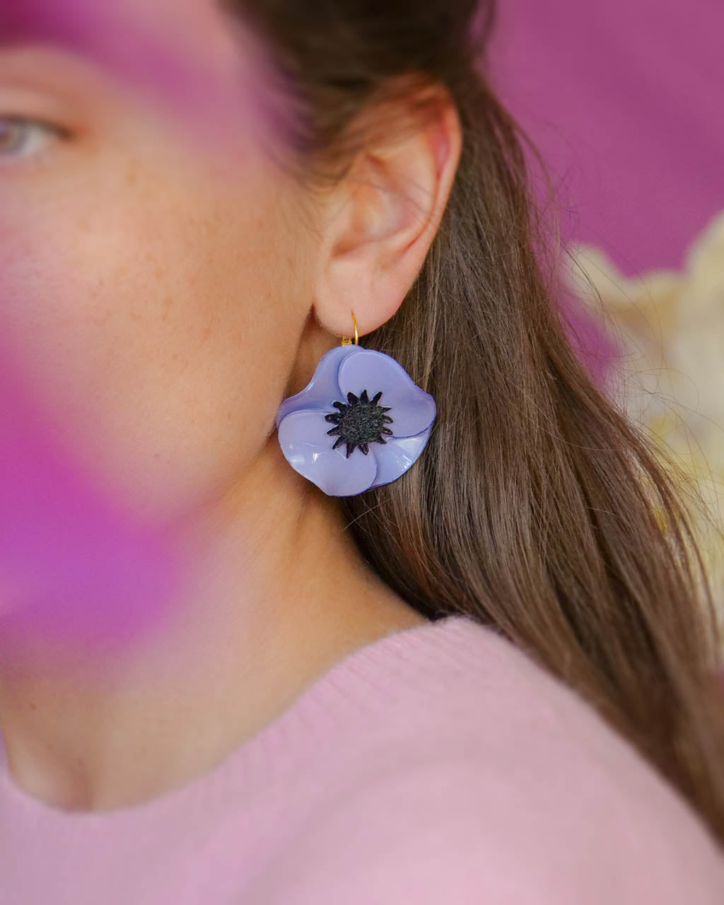 Femme portant des boucles d'oreilles pour oreilles percées all-groups