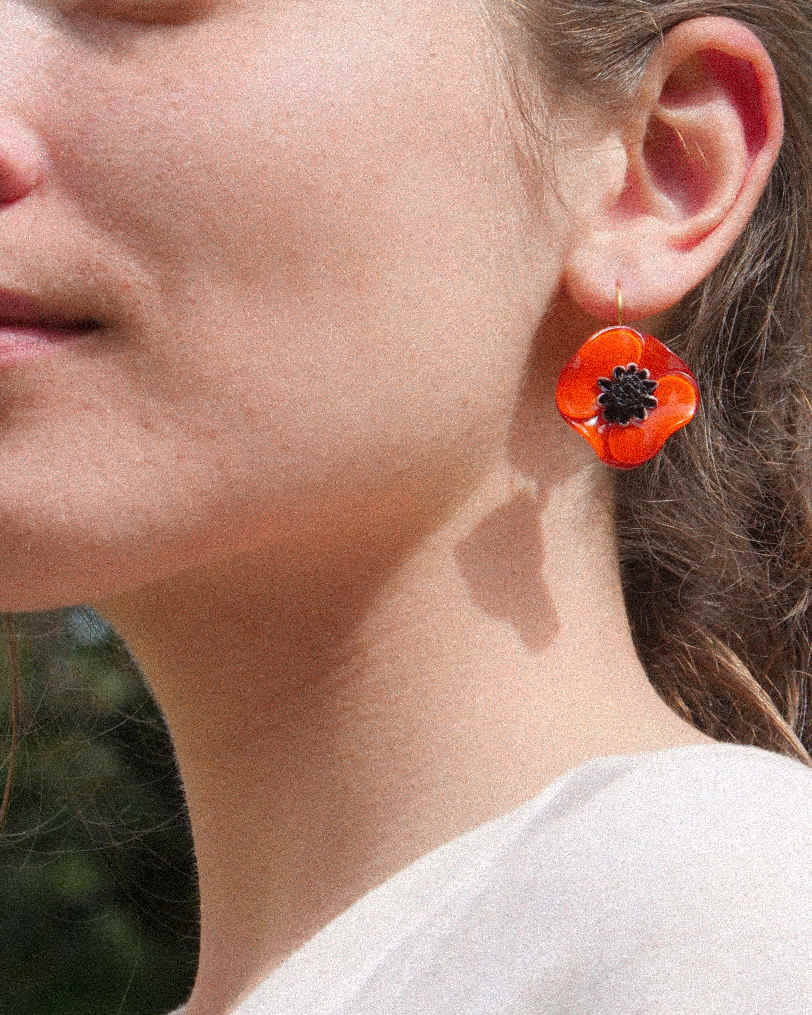 Femme portant des boucles d'oreilles pour femme oranges