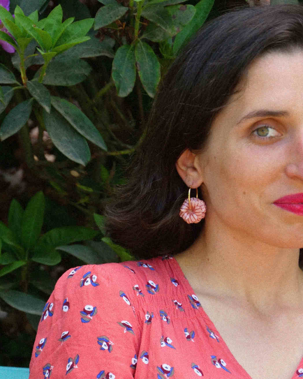 Boucles d'oreilles femme roses portées