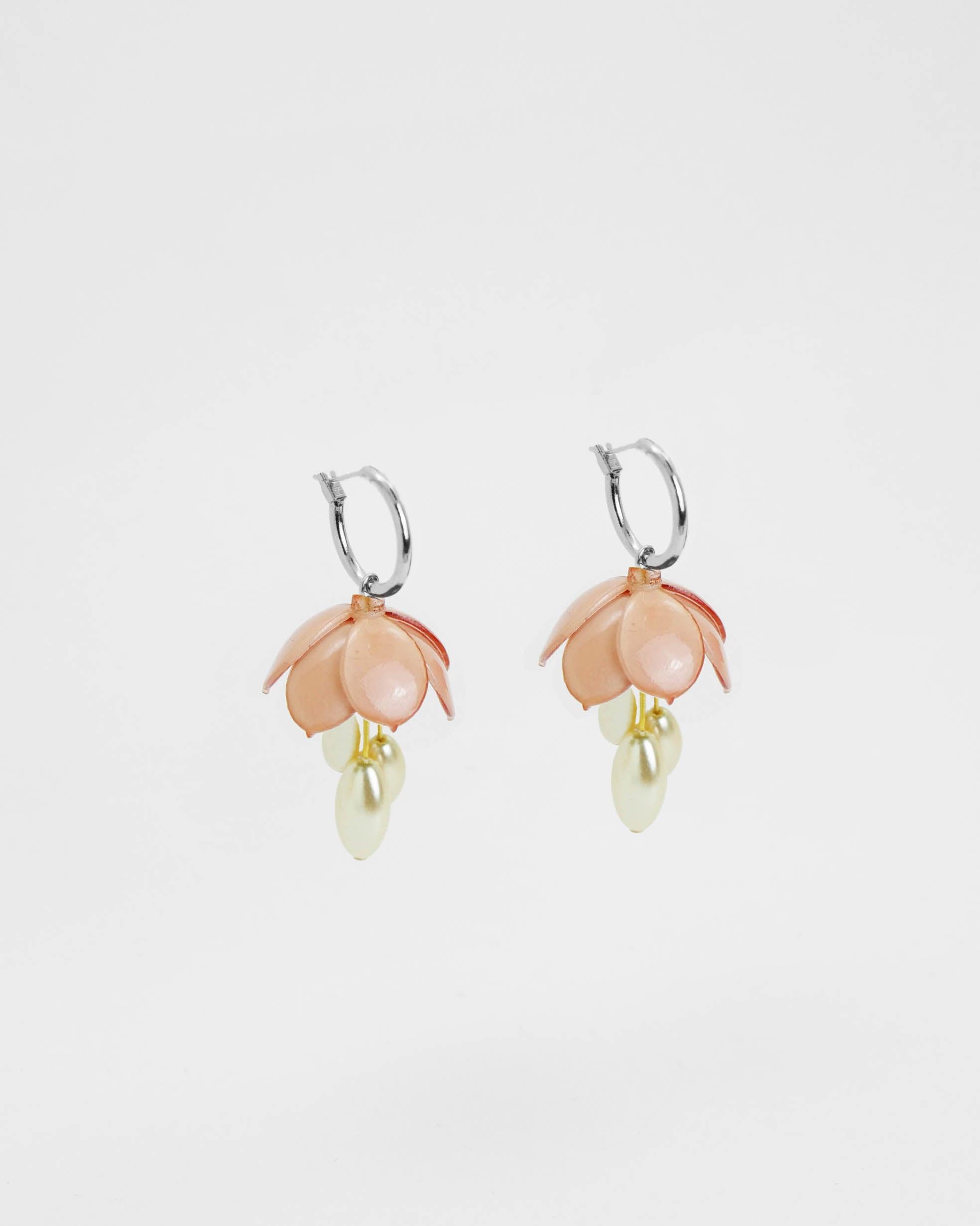 Petites créoles fleurs argentées et roses avec perles