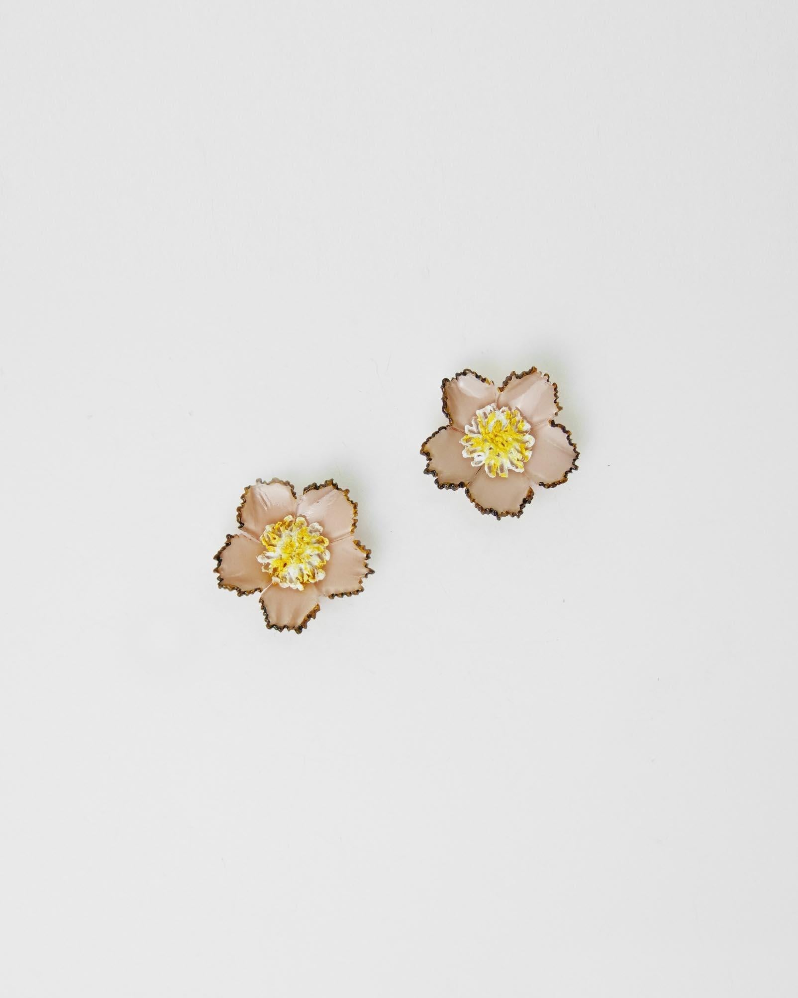 boucles d'oreilles fleurs en résine couleur rose pale