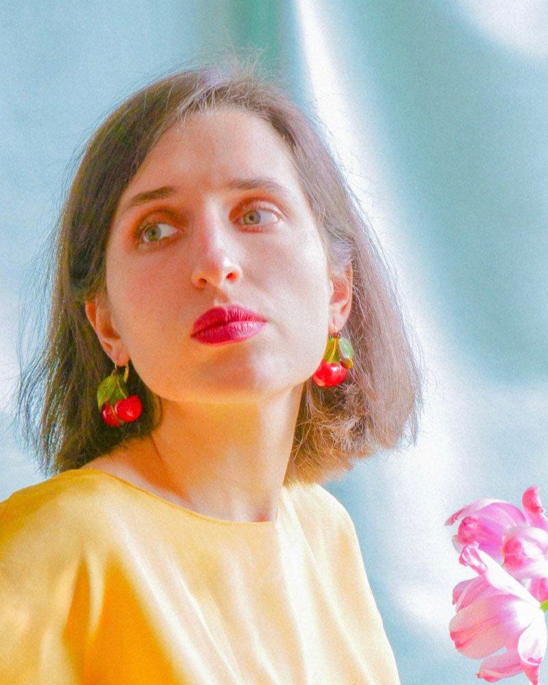 Boucles d'oreilles rouges cerises portées