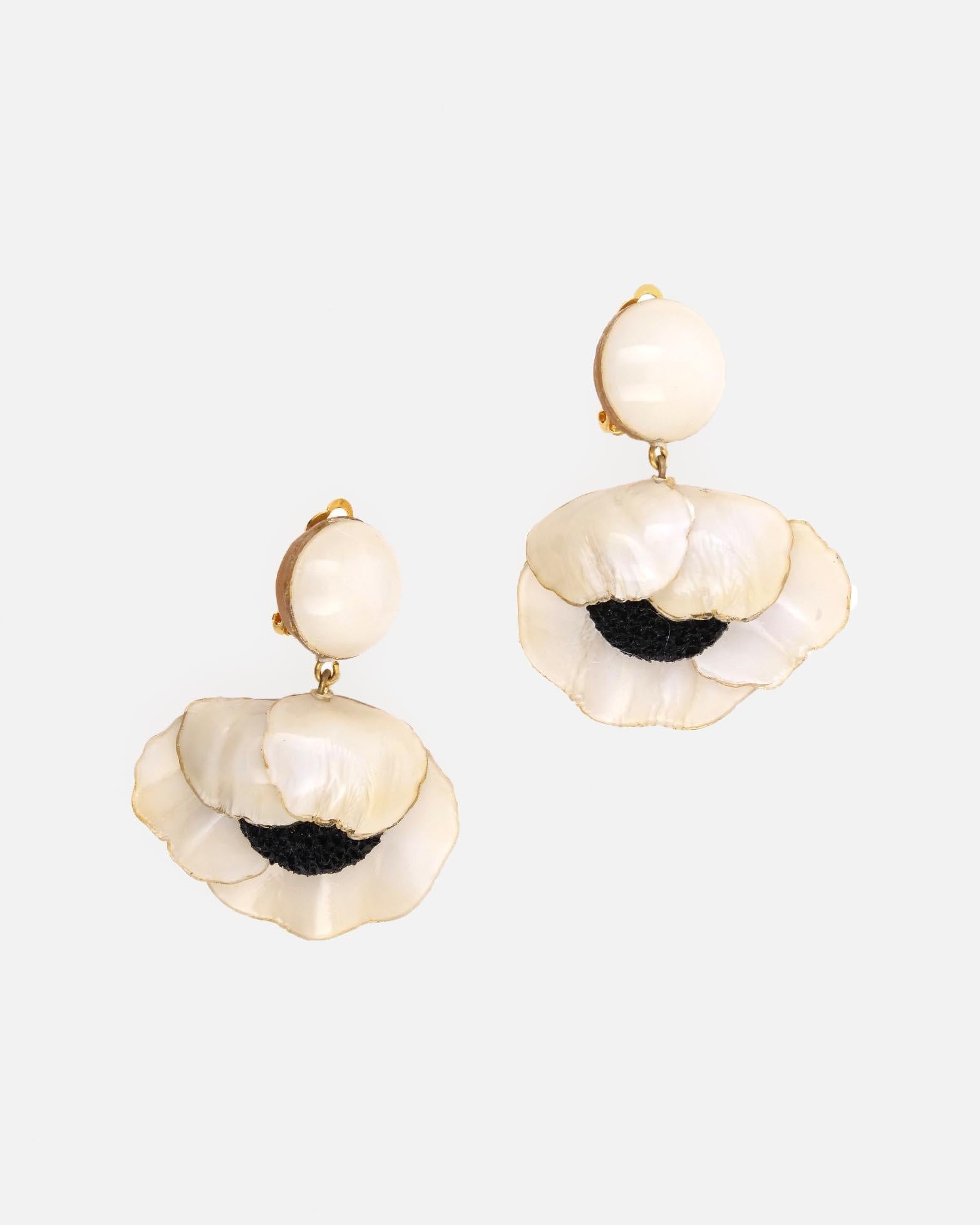 Boucles d'oreilles pendantes couleur ivoire avec cabochons