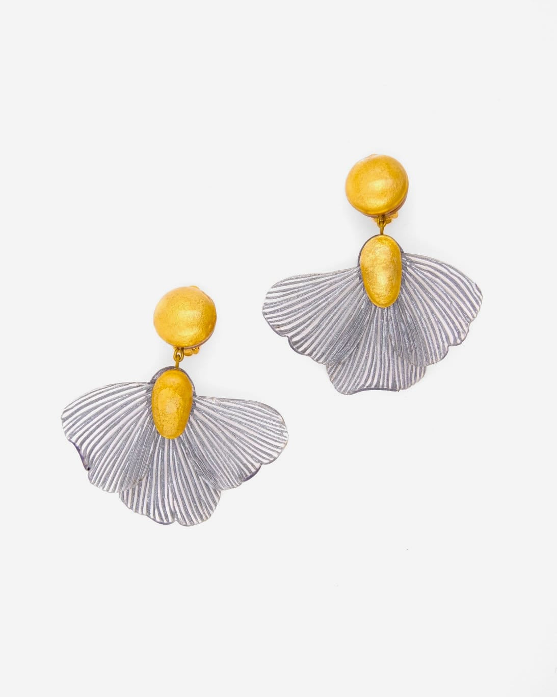 Ces boucles oreilles fleurs argentées Elise sont composées de trois pétales ainsi que de jolis détails dorés uniques pour apporter de la lumière à votre journée.