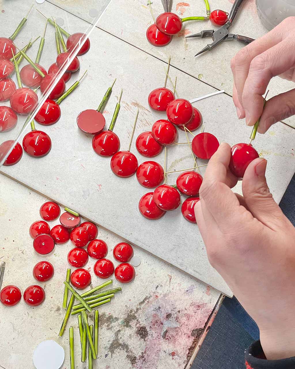 Fabrication de boucles d'oreilles cerises à l'atelier