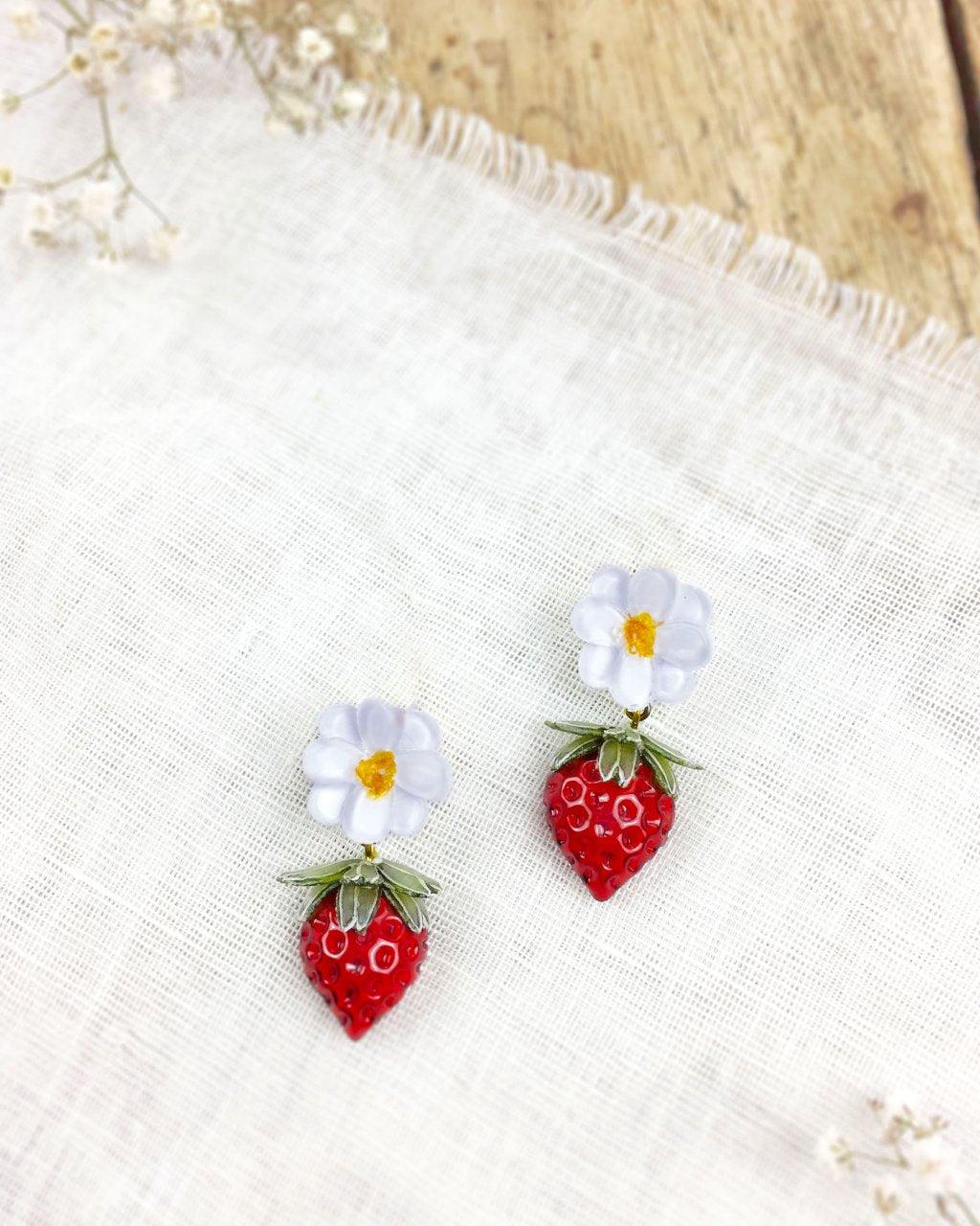 all-groups Boucles d'oreilles fraises rouges avec fleurs blanches