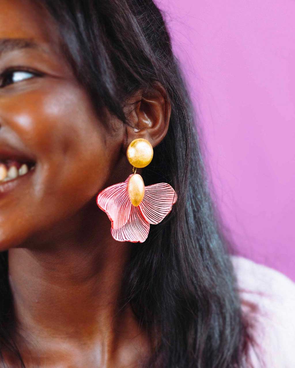 all-groups Femme portant des boucles d'oreilles fleurs roses