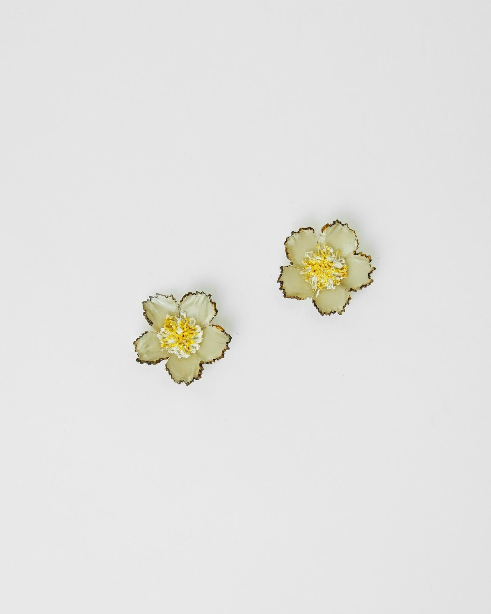Boucles d'oreilles en résine fleuries couleur ivoire