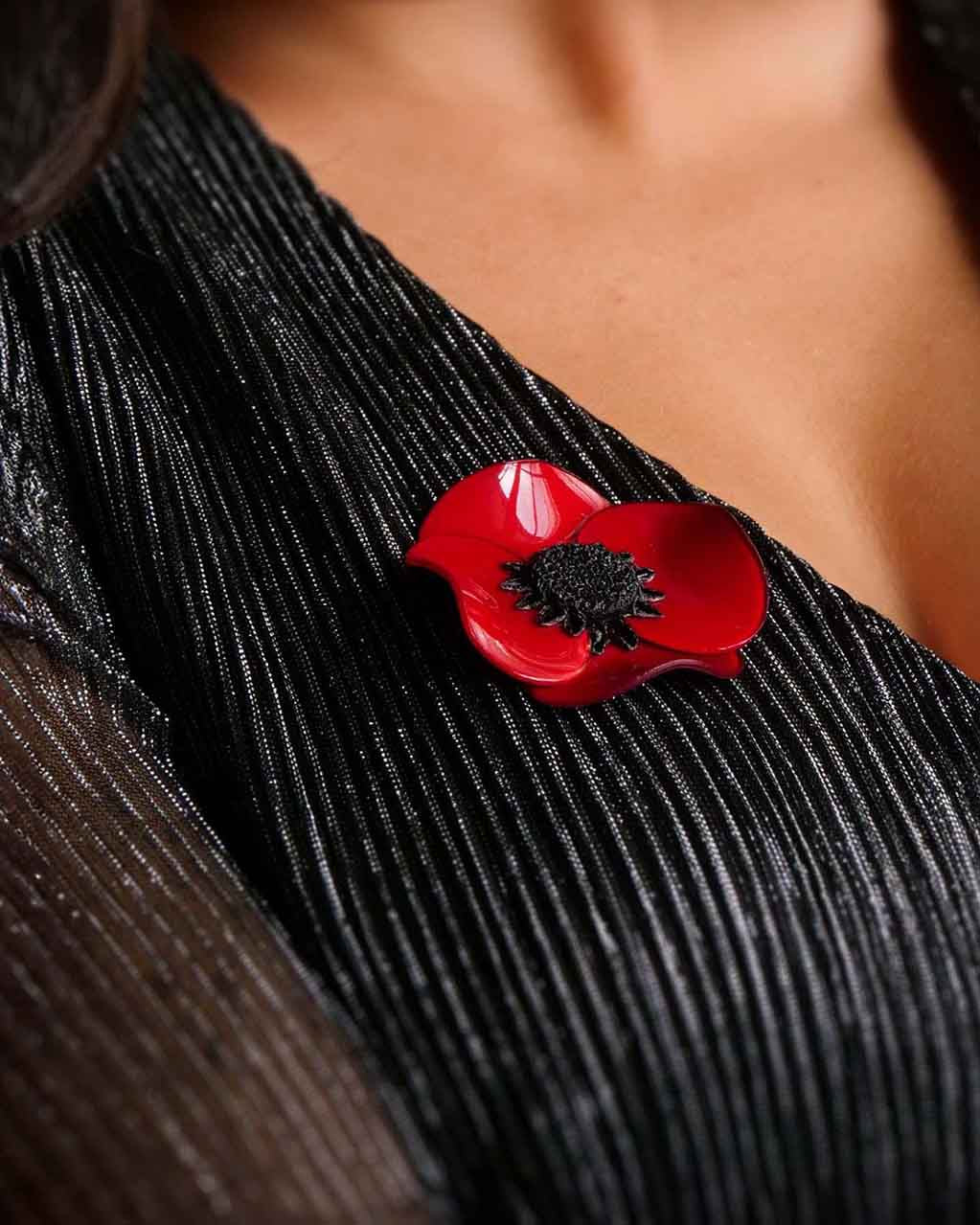 Petite broche fantaisie moderne rouge portée