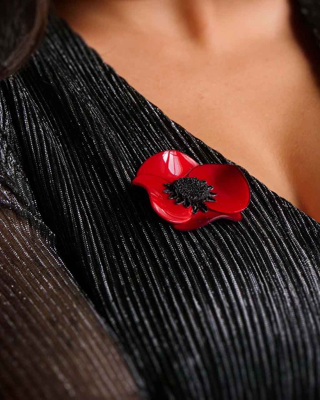 Petite broche fantaisie moderne rouge portée