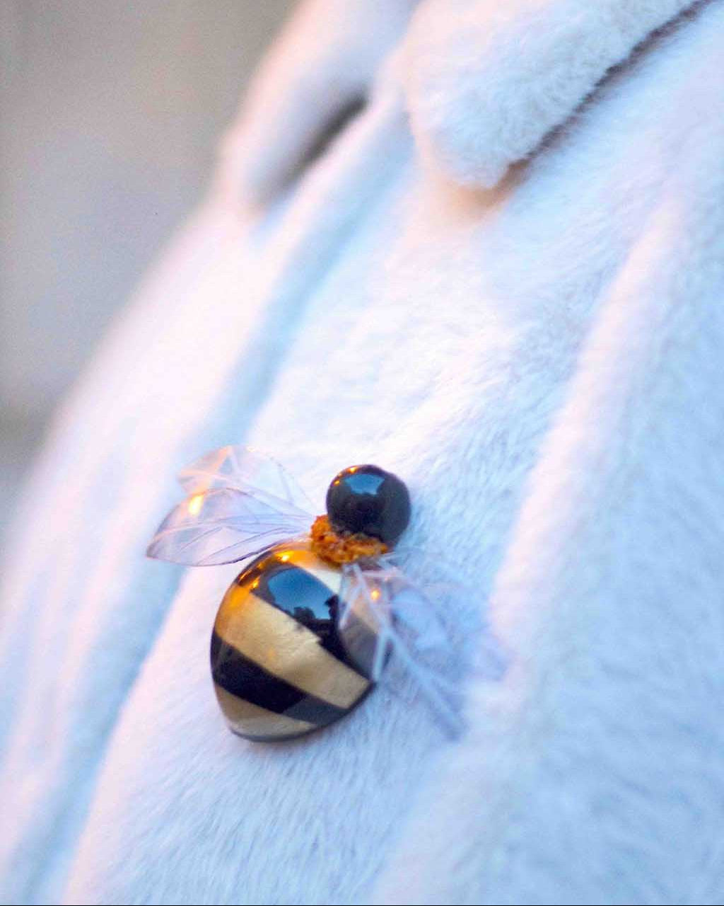 Broche abeille en résine dorée
