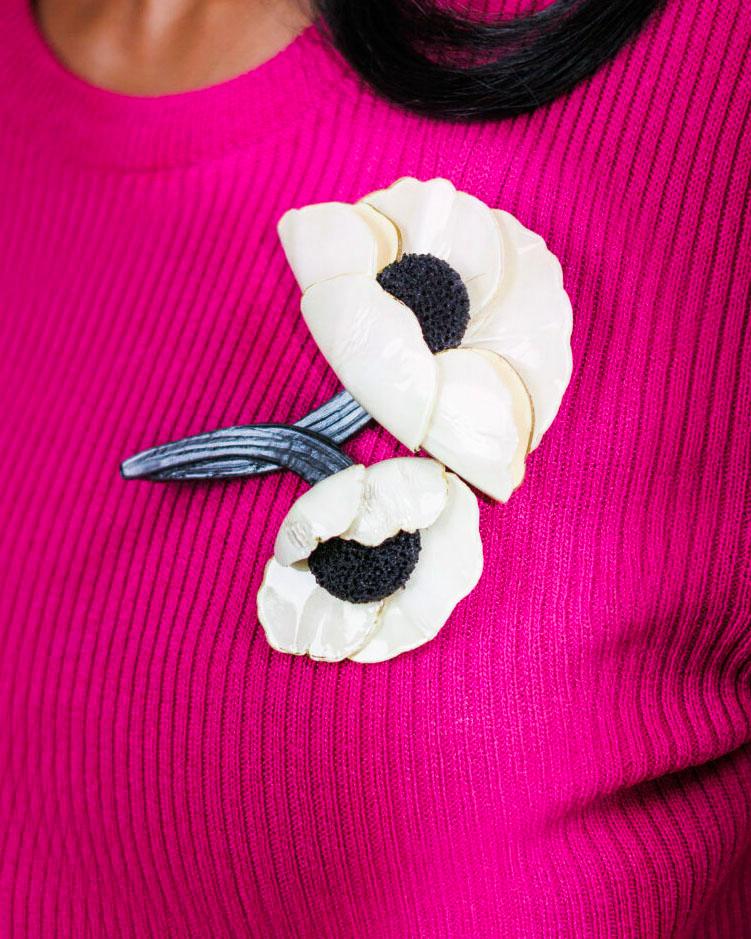 all-groups Femme portant une broche bijou fleurie ivoire