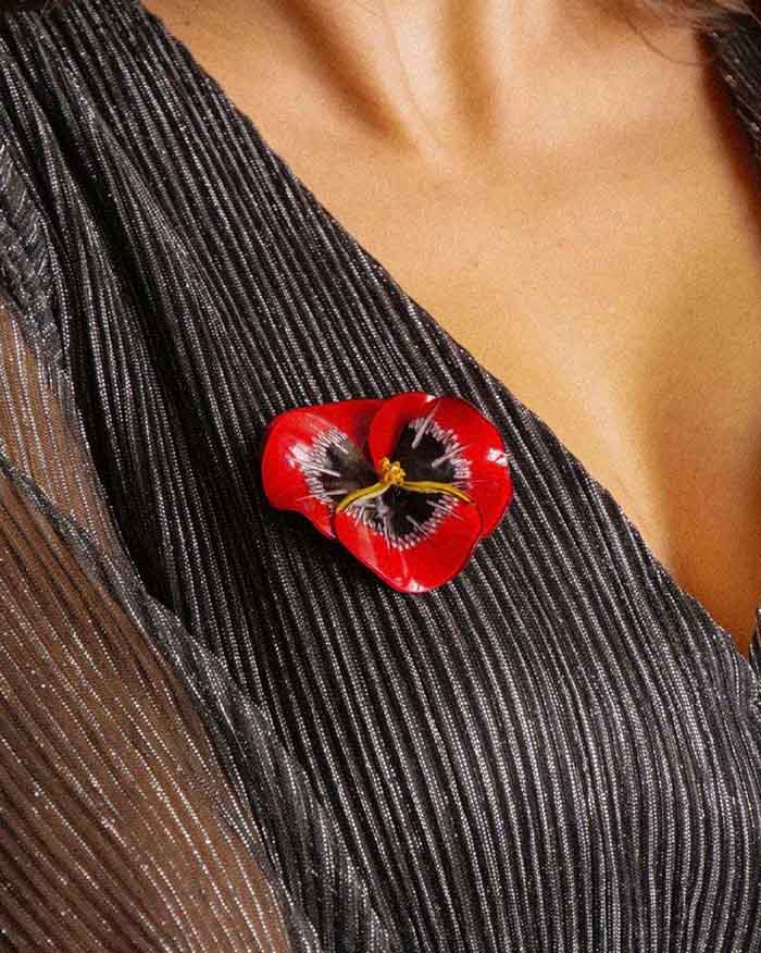all-groups Broche ancienne fleur rouge portée